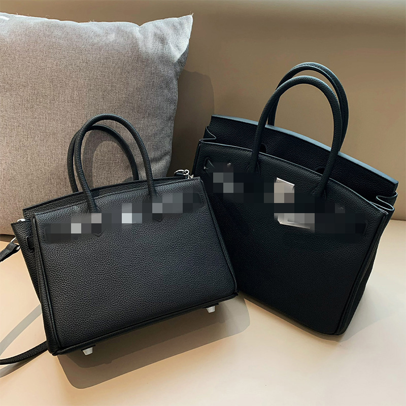 Чанта за жени от естествена кожа, модел Platinum, хоризонтална квадратна форма, първи слой телешка кожа, вътрешен джоб с цип и документ джоб, заключващ механизъм, подплата от синтетична кожа