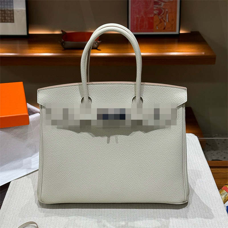 Чанта за жени от естествена кожа, модел Platinum, хоризонтална квадратна форма, първи слой телешка кожа, вътрешен джоб с цип и документ джоб, заключващ механизъм, подплата от синтетична кожа