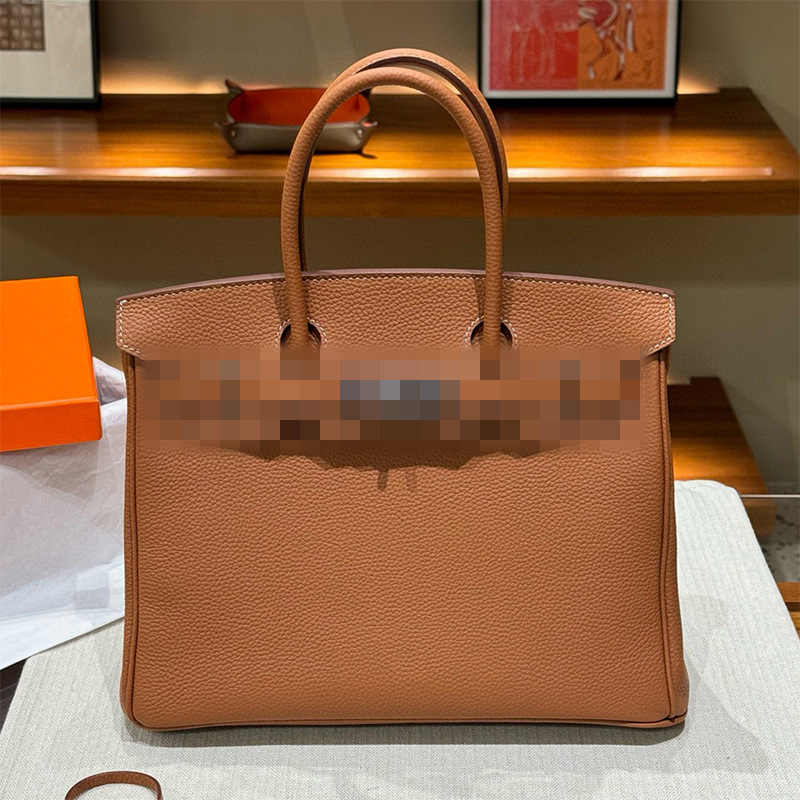 Чанта за жени от естествена кожа, модел Platinum, хоризонтална квадратна форма, първи слой телешка кожа, вътрешен джоб с цип и документ джоб, заключващ механизъм, подплата от синтетична кожа