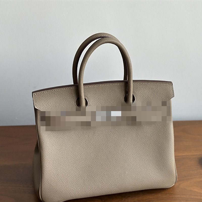 Чанта за жени от естествена кожа, модел Platinum, хоризонтална квадратна форма, първи слой телешка кожа, вътрешен джоб с цип и документ джоб, заключващ механизъм, подплата от синтетична кожа