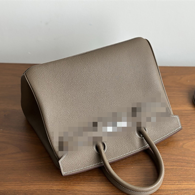 Чанта за жени от естествена кожа, модел Platinum, хоризонтална квадратна форма, първи слой телешка кожа, вътрешен джоб с цип и документ джоб, заключващ механизъм, подплата от синтетична кожа