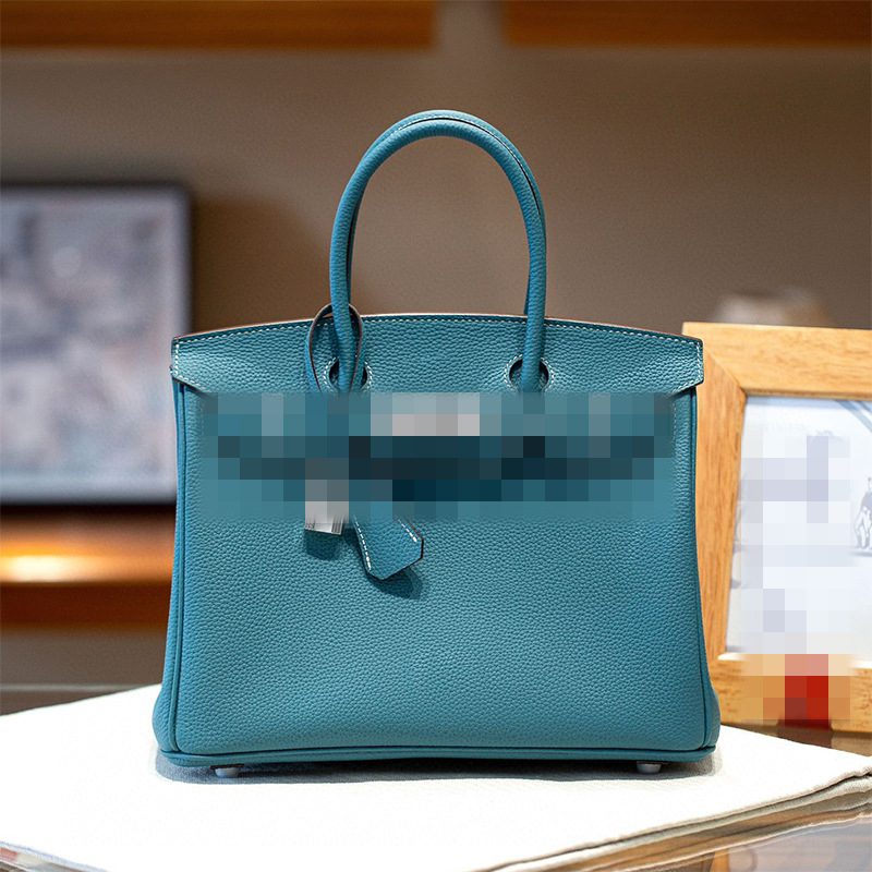 Чанта за жени от естествена кожа, модел Platinum, хоризонтална квадратна форма, първи слой телешка кожа, вътрешен джоб с цип и документ джоб, заключващ механизъм, подплата от синтетична кожа