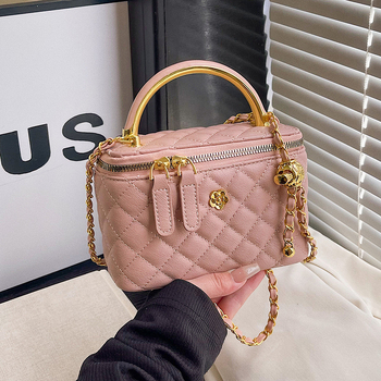 PU crossbody torbica, poliester podstava, horizontalni kvadratni oblik, zatvaranje zipom, unutarnji džepovi za telefon i dokumente