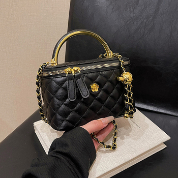 PU crossbody torbica, poliester podstava, horizontalni kvadratni oblik, zatvaranje zipom, unutarnji džepovi za telefon i dokumente