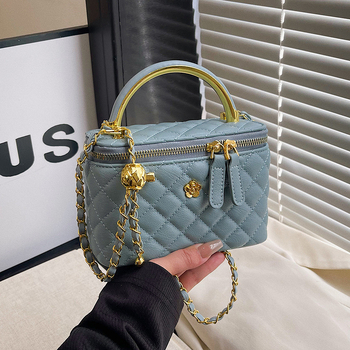 PU crossbody torbica, poliester podstava, horizontalni kvadratni oblik, zatvaranje zipom, unutarnji džepovi za telefon i dokumente