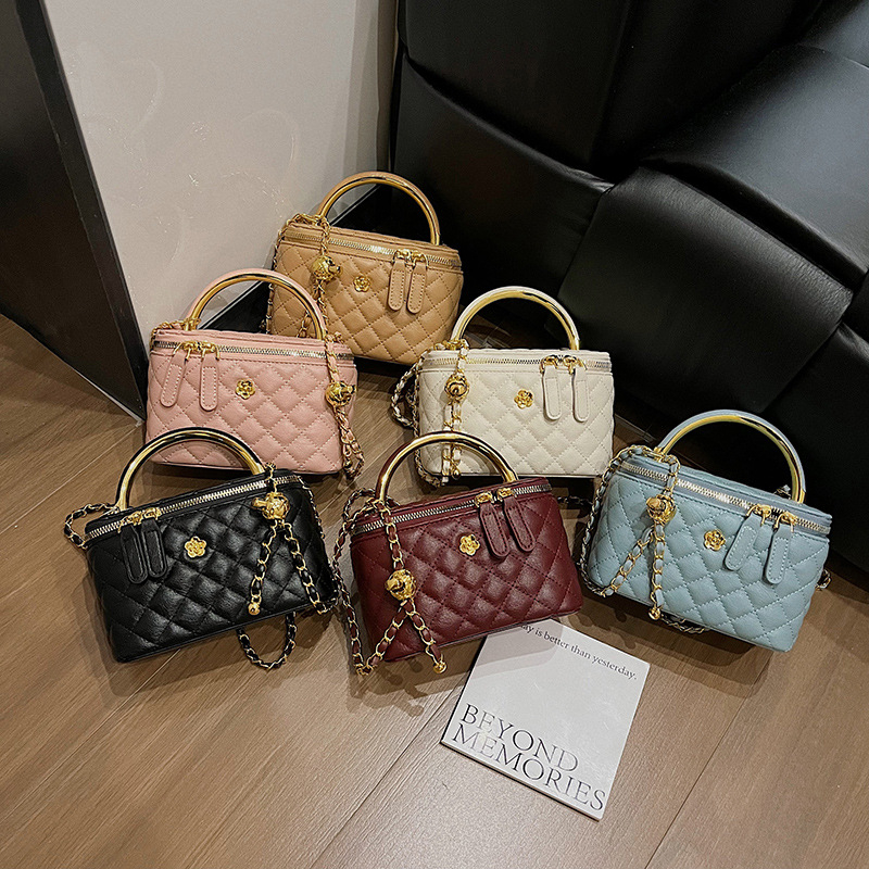 PU crossbody torbica, poliester podstava, horizontalni kvadratni oblik, zatvaranje zipom, unutarnji džepovi za telefon i dokumente