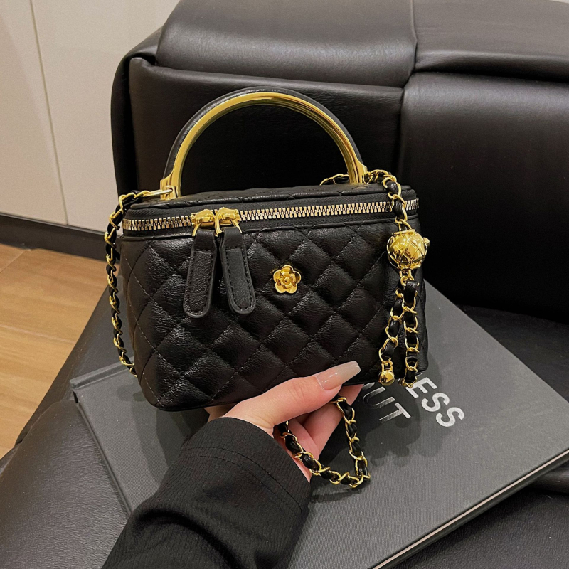 PU crossbody torbica, poliester podstava, horizontalni kvadratni oblik, zatvaranje zipom, unutarnji džepovi za telefon i dokumente