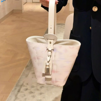 Bucket torba od prave kože s lychee-grain teksturom, zatvaranje kopčom, skriveni džep sa zipom, platnena podstava