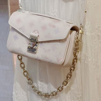 Bucket torba od prave kože s lychee-grain teksturom, zatvaranje kopčom, skriveni džep sa zipom, platnena podstava