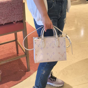 Bucket torba od prave kože s lychee-grain teksturom, zatvaranje kopčom, skriveni džep sa zipom, platnena podstava