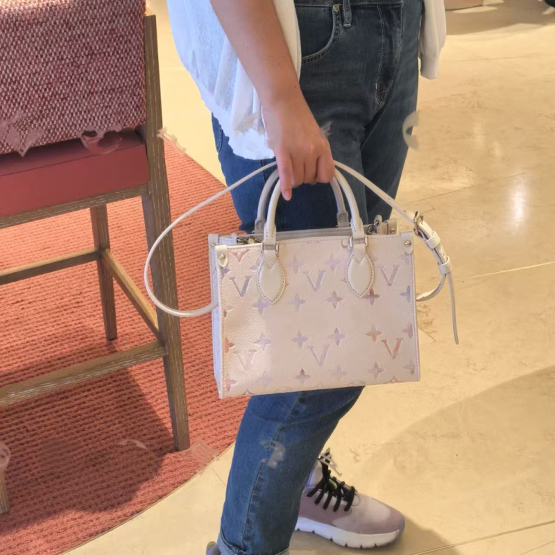 Bucket torba od prave kože s lychee-grain teksturom, zatvaranje kopčom, skriveni džep sa zipom, platnena podstava