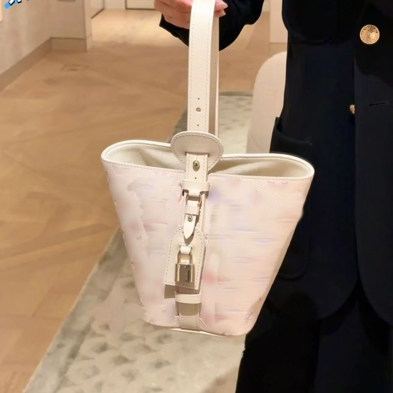 Bucket torba od prave kože s lychee-grain teksturom, zatvaranje kopčom, skriveni džep sa zipom, platnena podstava