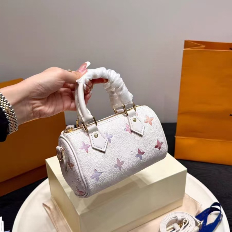 Bucket torba od prave kože s lychee-grain teksturom, zatvaranje kopčom, skriveni džep sa zipom, platnena podstava