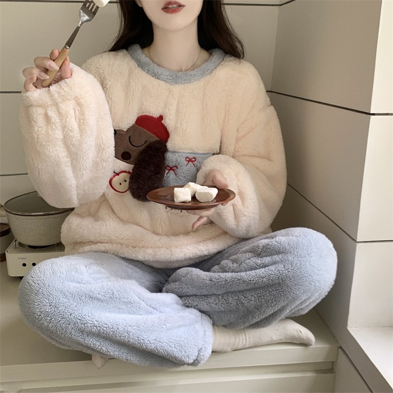Ženske plišane pidžame s debelim flisom, okrugli ovratnik, dugi rukavi, hlače pune dužine – zimska udobnost