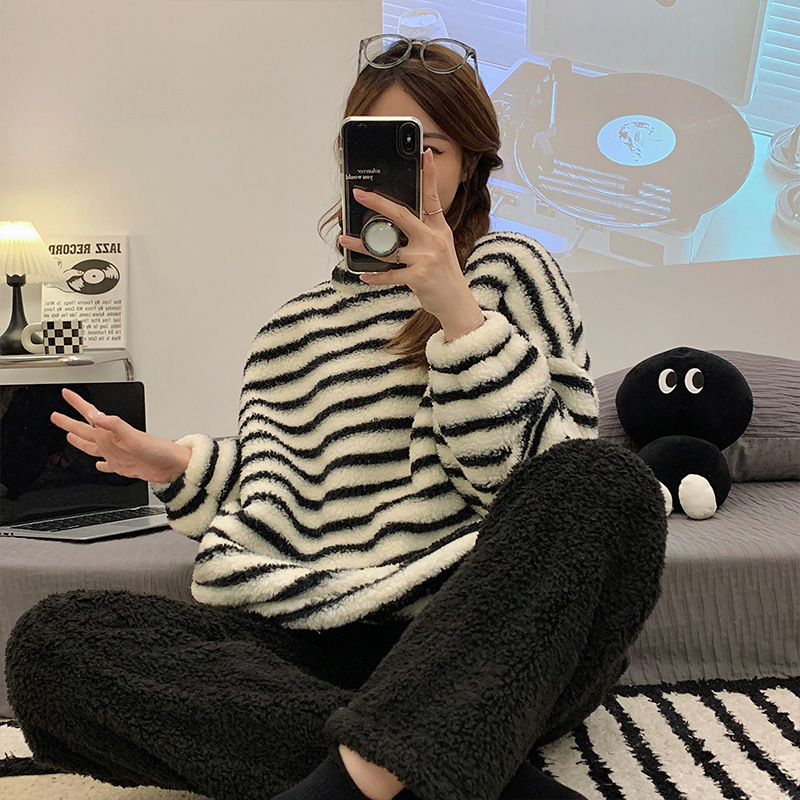 Ženske plišane pidžame s debelim flisom, okrugli ovratnik, dugi rukavi, hlače pune dužine – zimska udobnost