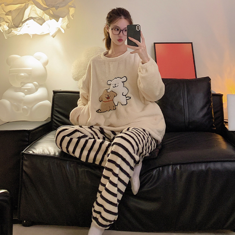 Ženske plišane pidžame s debelim flisom, okrugli ovratnik, dugi rukavi, hlače pune dužine – zimska udobnost