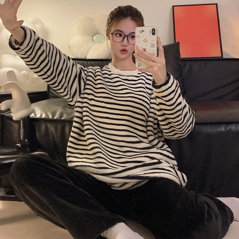 Ženske plišane pidžame s debelim flisom, okrugli ovratnik, dugi rukavi, hlače pune dužine – zimska udobnost