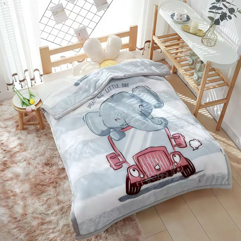 Kétoldalas, vastagabb gyerek pléd, korall velúr, poliészter, egész éves használatra, újszülötttől 6 éves korig