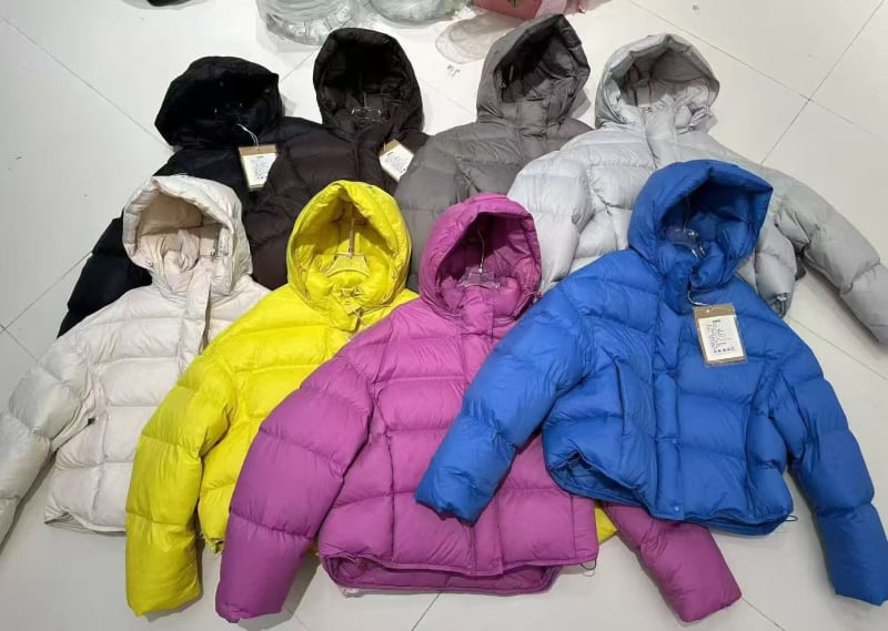 Dámska bunde s kapucňou, hrubá izolácia, nylonová látka, výplň kačacím perom 51–55%, stredná dĺžka, zips