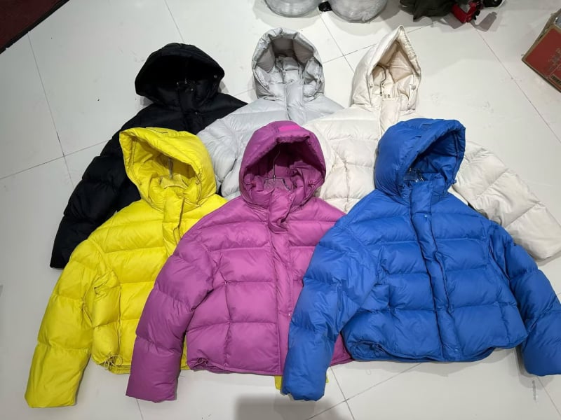 Dámska bunde s kapucňou, hrubá izolácia, nylonová látka, výplň kačacím perom 51–55%, stredná dĺžka, zips