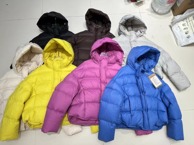 Dámska bunde s kapucňou, hrubá izolácia, nylonová látka, výplň kačacím perom 51–55%, stredná dĺžka, zips