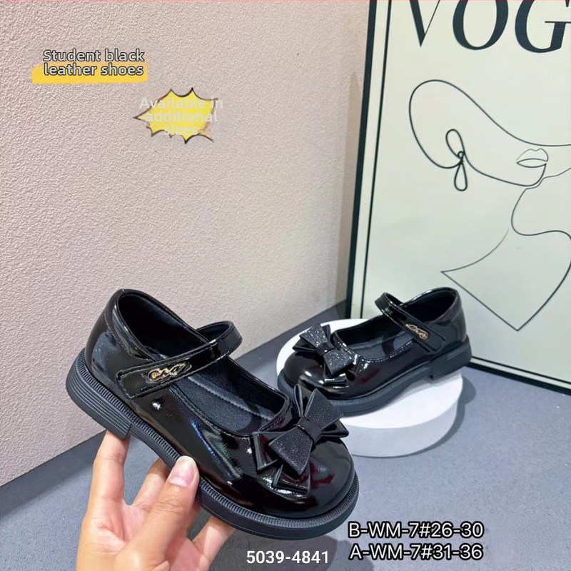 Detské školské topánky, britský štýl, vrchná časť z mikrovláknovej kože, zapínanie na Velcro, PU stielka, TPR podrážka