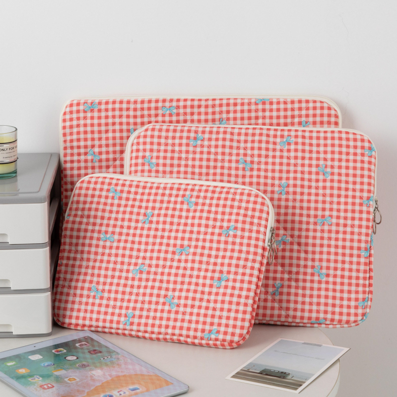 iPad belső tok tabletákhoz – virágos kockás minta, poliészter anyag, poliészter bélés, légáteresztő és bővíthető, uniszex