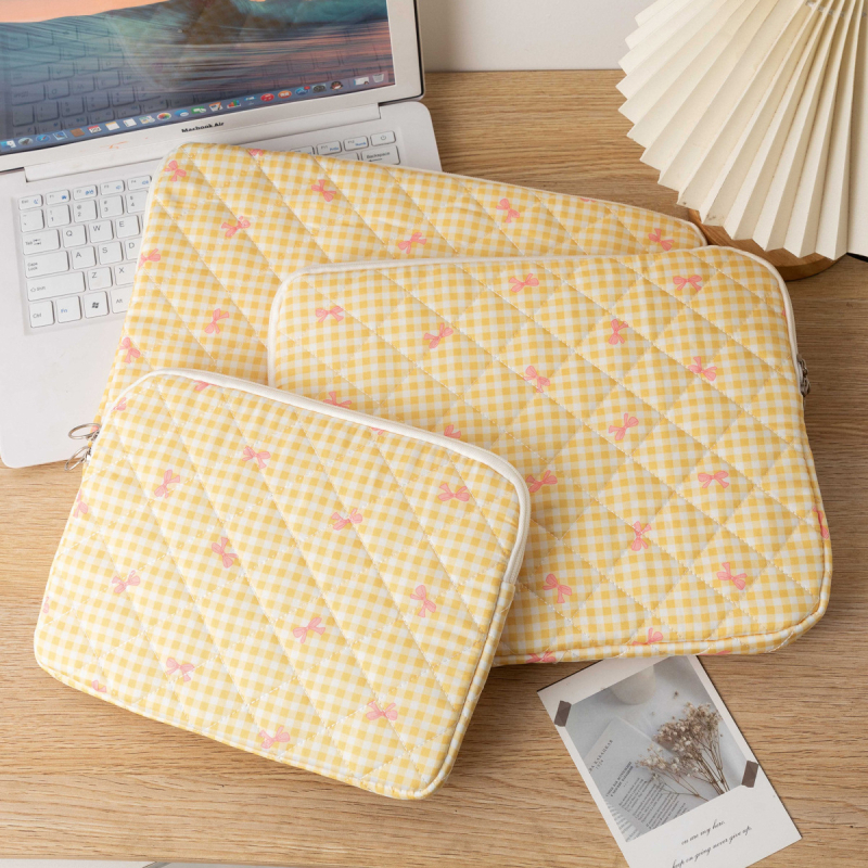 iPad belső tok tabletákhoz – virágos kockás minta, poliészter anyag, poliészter bélés, légáteresztő és bővíthető, uniszex