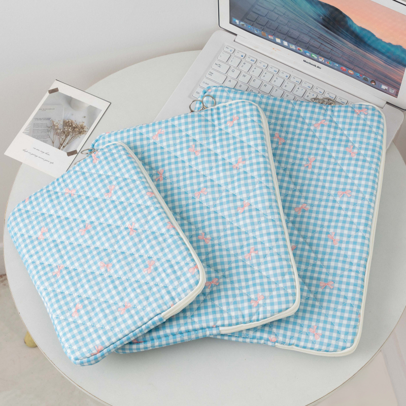 iPad belső tok tabletákhoz – virágos kockás minta, poliészter anyag, poliészter bélés, légáteresztő és bővíthető, uniszex