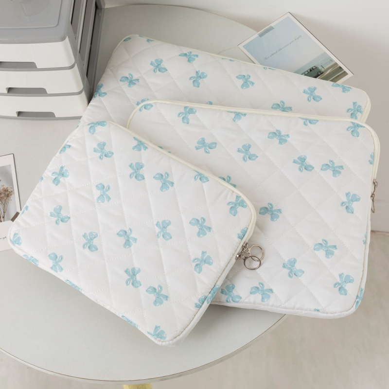 iPad belső tok tabletákhoz – virágos kockás minta, poliészter anyag, poliészter bélés, légáteresztő és bővíthető, uniszex