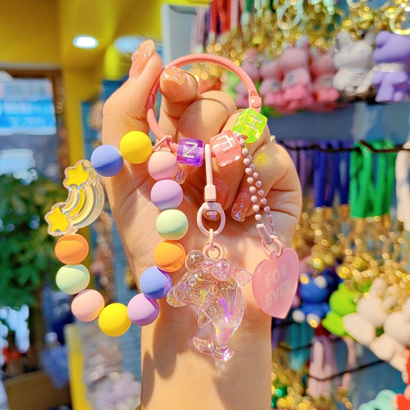 Gyantából készült kulcstartó delfin gyöngyökkel - rajzfilmszerű stílus, ideális ajándék