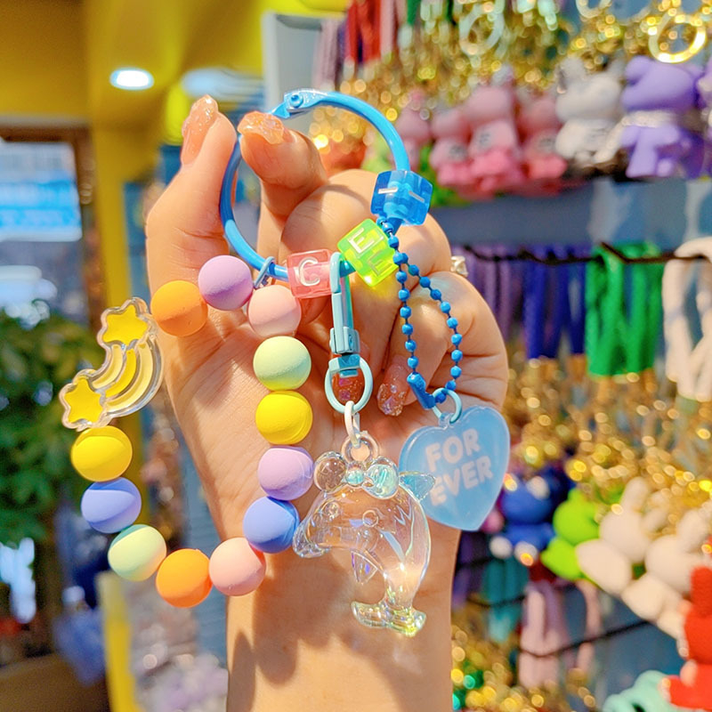 Gyantából készült kulcstartó delfin gyöngyökkel - rajzfilmszerű stílus, ideális ajándék