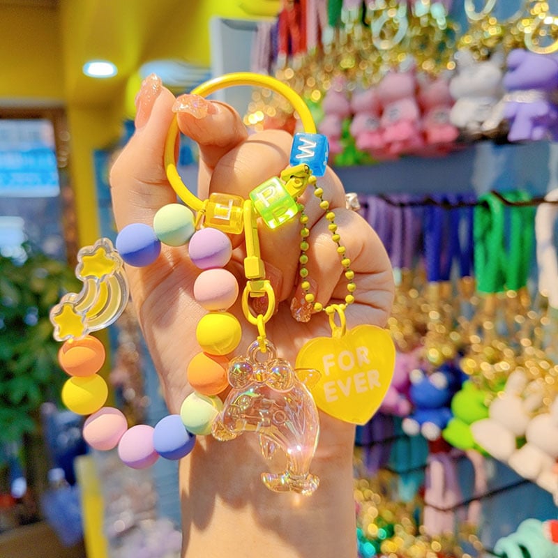 Gyantából készült kulcstartó delfin gyöngyökkel - rajzfilmszerű stílus, ideális ajándék