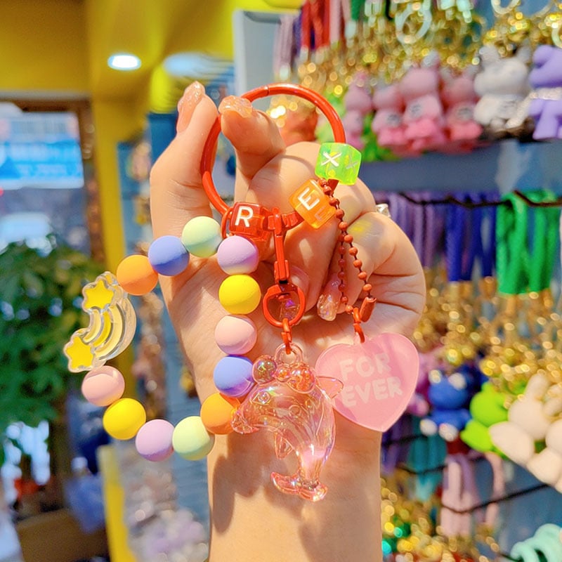 Gyantából készült kulcstartó delfin gyöngyökkel - rajzfilmszerű stílus, ideális ajándék