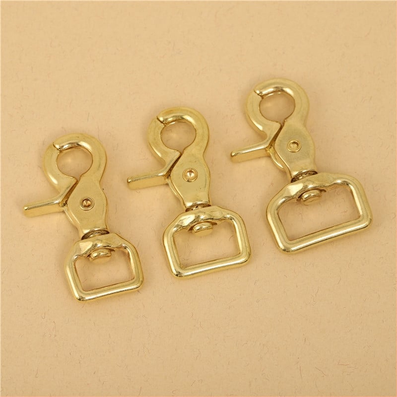 Mosadzné príslušenstvo na batožinu BLX-004: séria BLX, značka Smooth Xing, dog buckle, štvorcový spodný reťazový hák, lobster clasp, ručne vyrobené kožené doplnky na batožinu