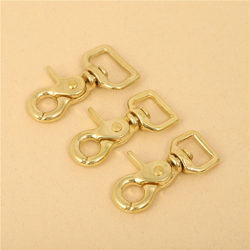 Mosadzné príslušenstvo na batožinu BLX-004: séria BLX, značka Smooth Xing, dog buckle, štvorcový spodný reťazový hák, lobster clasp, ručne vyrobené kožené doplnky na batožinu