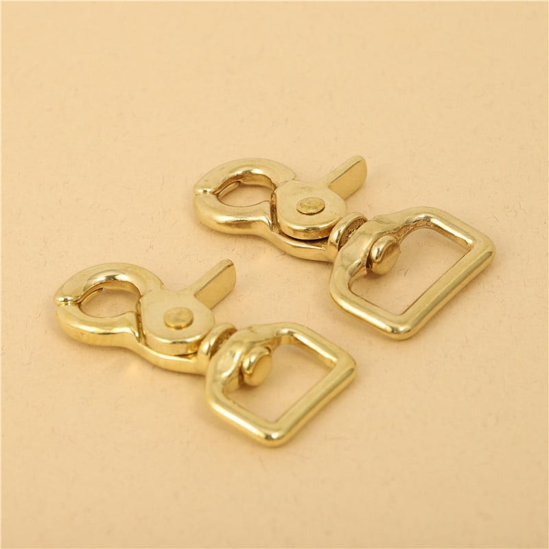 Mosadzné príslušenstvo na batožinu BLX-004: séria BLX, značka Smooth Xing, dog buckle, štvorcový spodný reťazový hák, lobster clasp, ručne vyrobené kožené doplnky na batožinu