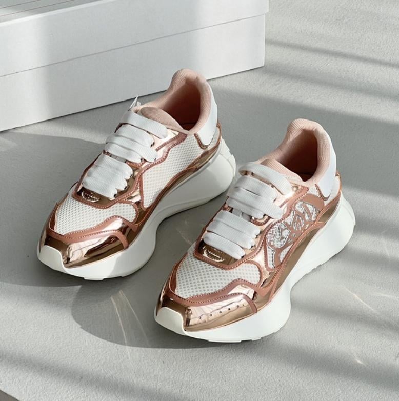 Αθλητικά sneakers καθημερινής χρήσης με άνω μέρος από δίχτυ, σόλα από καουτσούκ, μεσαίο ύψος φτέρνας 3–5 cm, ρετρό αντίθεση σχέδιο, κατάλληλα για καθημερινή χρήση και ελαφριά πεζοπορία