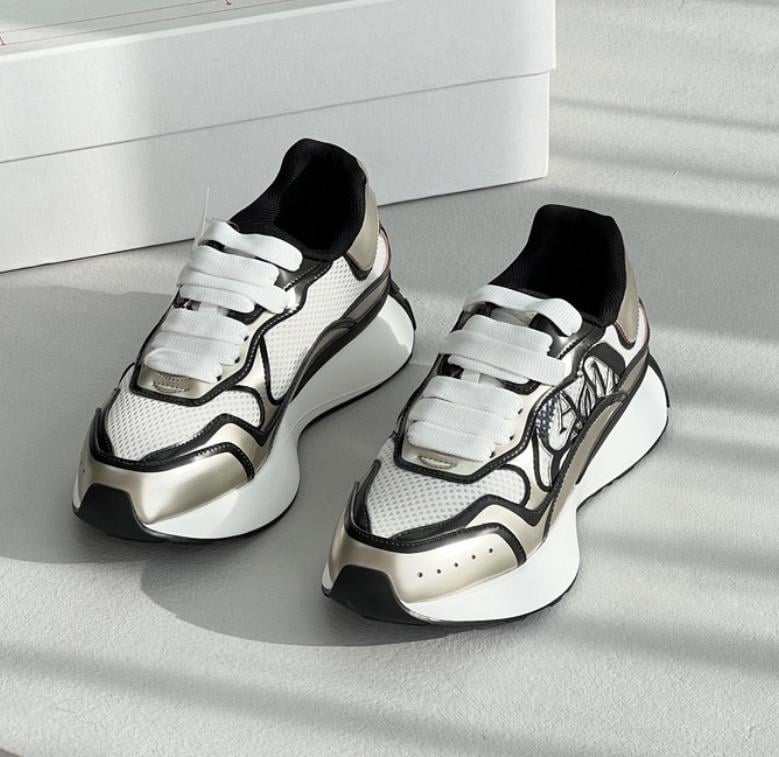 Αθλητικά sneakers καθημερινής χρήσης με άνω μέρος από δίχτυ, σόλα από καουτσούκ, μεσαίο ύψος φτέρνας 3–5 cm, ρετρό αντίθεση σχέδιο, κατάλληλα για καθημερινή χρήση και ελαφριά πεζοπορία