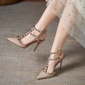 Дамски сандали на висок ток със шипове, остър нос, тънък ток 6–8 см, презрамка с катарама, каучукова подметка