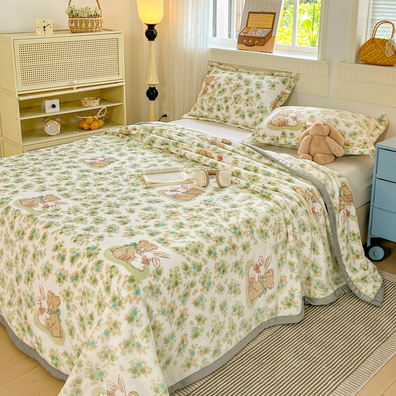 Plüss takaró minden évszakra; anyag: poliészter; minták: egyszínű, geometriai, virágos; stílus: Little Fresh.