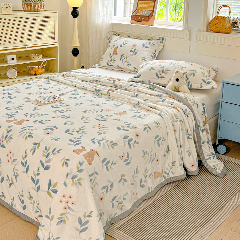 Plüss takaró minden évszakra; anyag: poliészter; minták: egyszínű, geometriai, virágos; stílus: Little Fresh.