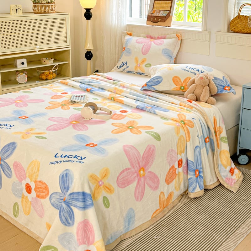 Plüss takaró minden évszakra; anyag: poliészter; minták: egyszínű, geometriai, virágos; stílus: Little Fresh.