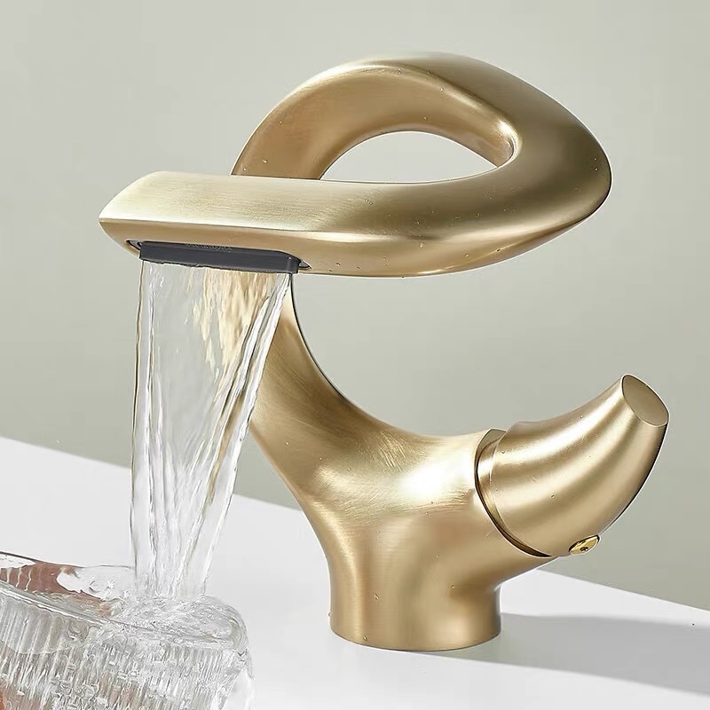 Meďový miešací kohútik pre umývadlo, teplá–studená, model 7012, keramické jadro ventilu, montáž typu sedla