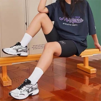 Αθλητικά παπούτσια με επάνω μέρος από καμβά, σχέδιο με ρίγες, δικτυωμένη επένδυση, σόλα από τένοντα βοείου