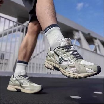 Αθλητικά παπούτσια με επάνω μέρος από καμβά, σχέδιο με ρίγες, δικτυωμένη επένδυση, σόλα από τένοντα βοείου