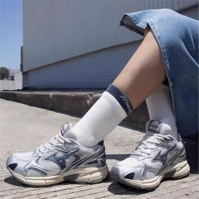 Αθλητικά παπούτσια με επάνω μέρος από καμβά, σχέδιο με ρίγες, δικτυωμένη επένδυση, σόλα από τένοντα βοείου