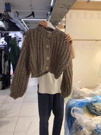 Χαλαρό γυναικείο cardigan πουλόβερ από πολυεστερικό πλέξιμο, μονόχρωμο, φαρδιά γραμμή, μακριά μανίκια, μήκος 50–65 cm