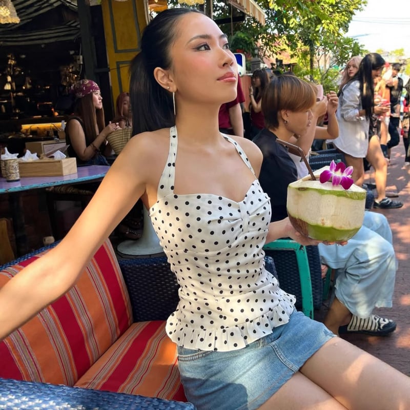 Halter nyakú karcsú fazonú top kötött anyagból, hullám mintás pöttyös, poliészter 95% + spandex <30%, nagyon rövid hosszúság