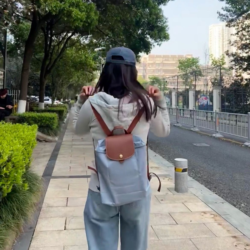 Unisex νάιλον σακίδιο με φερμουάρ, μεγάλη χωρητικότητα, εσωτερικά διαμερίσματα για κινητό και ταυτότητα.